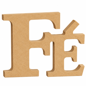 Escultura de MDF FÉ em destaque