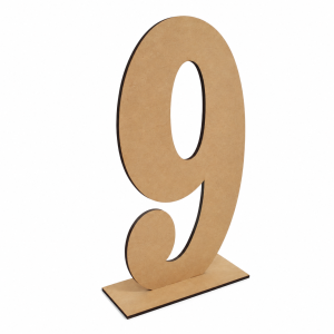 Número 9 de MDF em Suporte